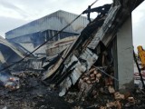 Pożar magazynu z tekturą w Gomulinie (gm. Wola Krzysztoporska). Z ogniem walczyło 12 zastępów straży