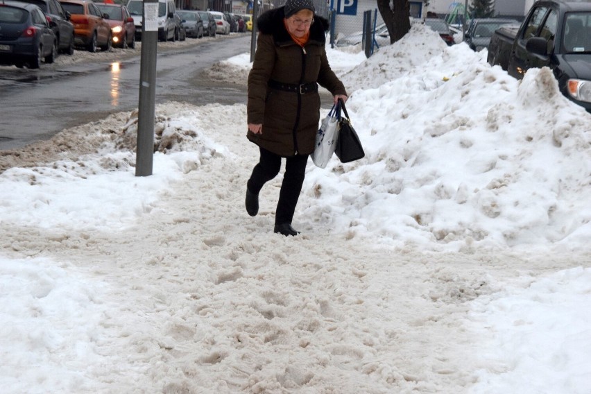 Poruszanie się po chodnikach w centrum Kielc sprawia pieszym...