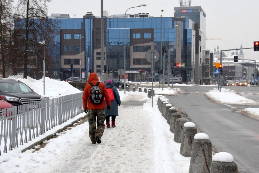 Tak wyglądają chodniki w centrum Kielc. Zalega na nich śnieg i błoto pośniegowe. Zobacz zdjęcia