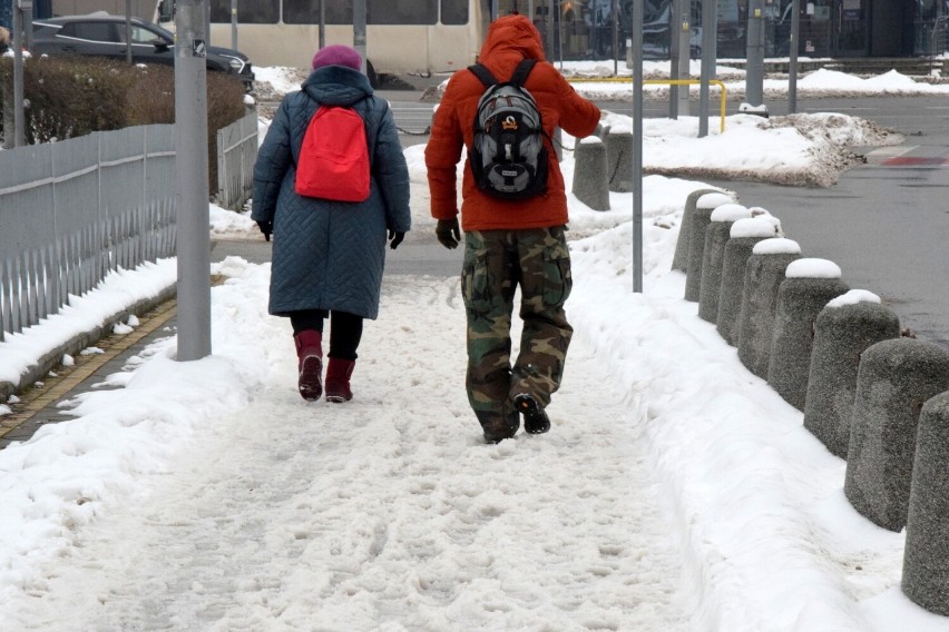 Tak wyglądają chodniki w centrum Kielc. Zalega na nich śnieg i błoto pośniegowe. Zobacz zdjęcia