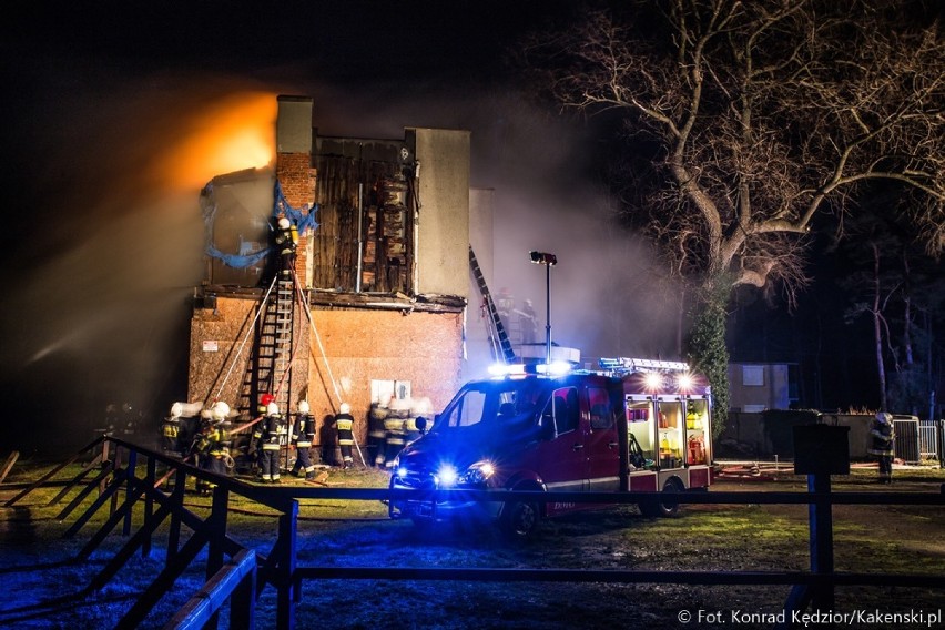 Nocny pożar w Jastrzębiej Górze 8.12.2016. Palił się budynek...