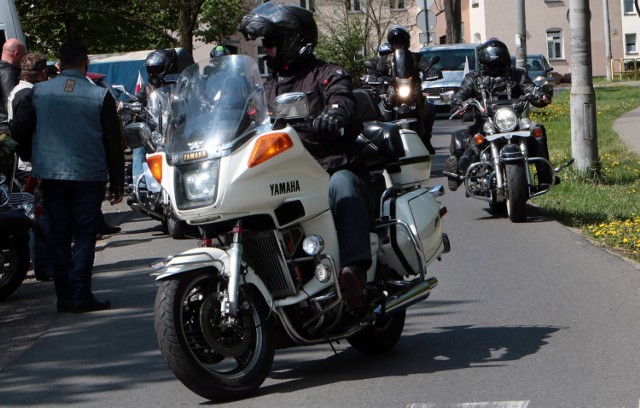 Jadąc przez Polskę grupa "misjonarzy" na motocyklach odwiedza miejsca pochówku kolegów, którzy brali udział w misjach pokojowych Organizacji Narodów Zjednoczonych.