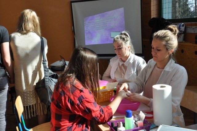 Studentki kosmetologii z Państwowej Wyższej Szkoły Zawodowej w Sandomierzu wykonywały manicure.
