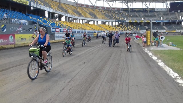 Na trasie rajdu "Szlakiem toruńskiego sportu" nie zabrakło m.in. Areny Toruń i Motoareny. Uczestnicy wysłuchali sportowych wspomnień żużlowca i trenera Jana Ząbika, koszykarza dawnych Twardych Pierników Rajmunda Jagodzińskiego oraz Ryszarda Kowalskiego z TKKF-u. Wycieczkę poprowadził Paweł Bukowski, przewodnik po Toruniu. Mamy nowe zdjęcia z trasy rajdu!

POLUB NAS NA FACEBOOKU


 
Nie wiesz, jak skorzystać z PLUSA? Kliknij TUTAJ, a dowiesz się więcej!

Co dostanę w ramach abonamentu?Dlaczego mam płacić za treści w sieci?Najczęstsze pytania