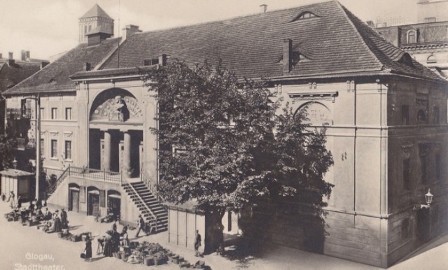 Budowę Teatru Miejskiego w Głogowie rozpoczęto w 1799 roku. Był pierwszym poza Wrocławiem teatrem mieszczańskim na Śląsku. Powstał on na miejscu średniowiecznych ław mięsnych. W marcu 1843 roku w teatrze koncertował Franciszek Liszt. Grał na specjalnie skonstruowanym przez głogowianina fortepianie z podwójnym dnem.

Przebudowa teatru w 1926 roku zlikwidowała zewnętrzne schody, powstałe w połowie XIX wieku, przywracając przy tym pierwotny kształt pierzei. Podczas modernizacji wnętrz zamontowano scenę obrotową. Przebudowę unowocześnionego obiektu zakończono w 1928 roku. 

Czytaj dalej pod kolejnym zdjęciem