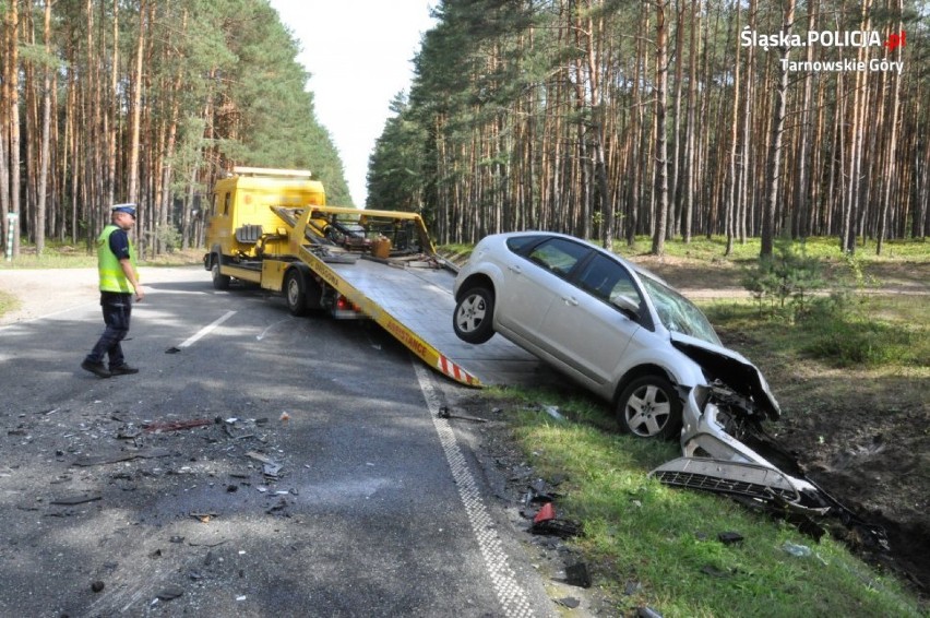 Śmiertelny wypadek na drodze 907 między Tworogiem a Koszęcinem. Zderzyły się trzy samochody 