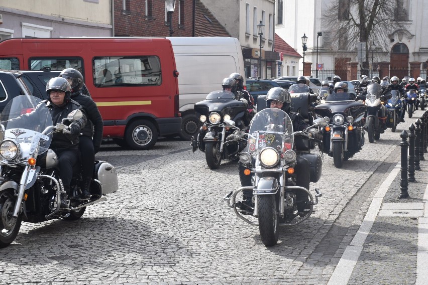 Motocykliści z Wolsztyna powitali wiosnę symbolicznym utopieniem Marzanny