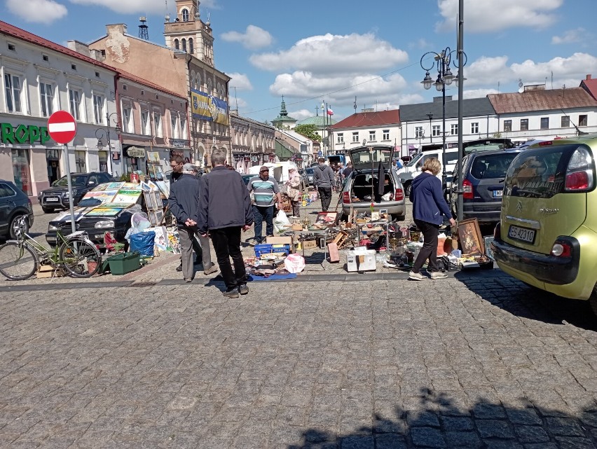 Kolekcjonerzy i miłośnicy staroci spotkali się na skierniewickim Rynku w pierwszą sobotę maja