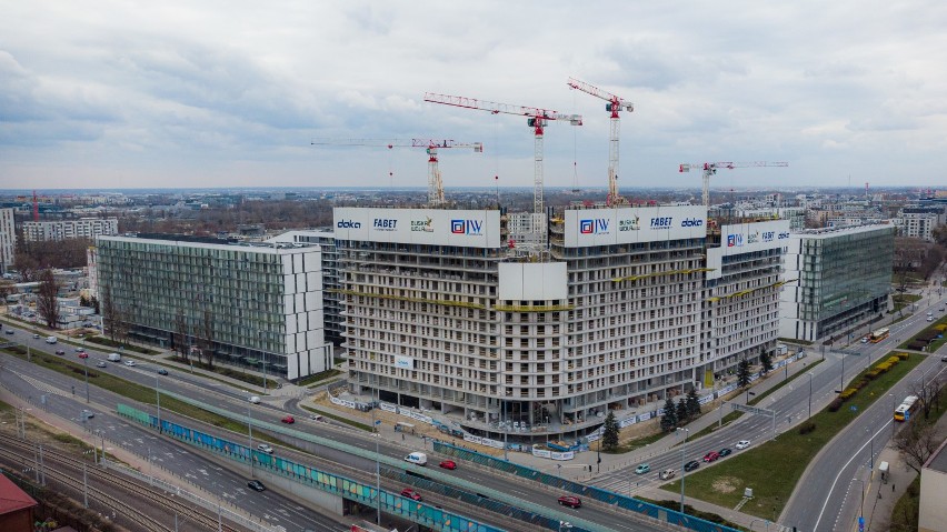 Bliska Wola Tower. "Mrówkowiec" z tysiącem mieszkań rośnie. Największy blok w Warszawie z zewnątrz przypomina biurowiec