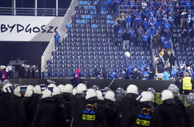 Zidentyfikowano kilkudziesięciu pseudokibiców, którzy uczestniczyli w demolowaniu stadionu w Bydgoszczy.