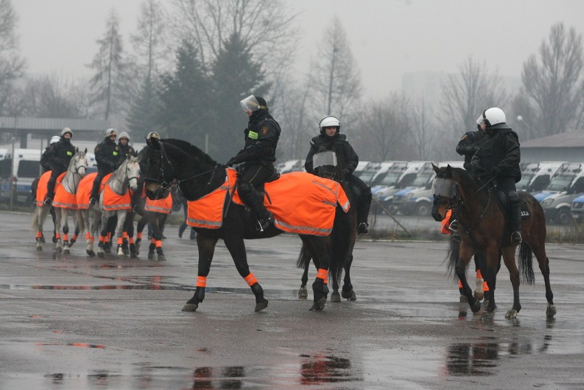 Ćwiczenia oddziału konnego straży miejskiej w Łodzi