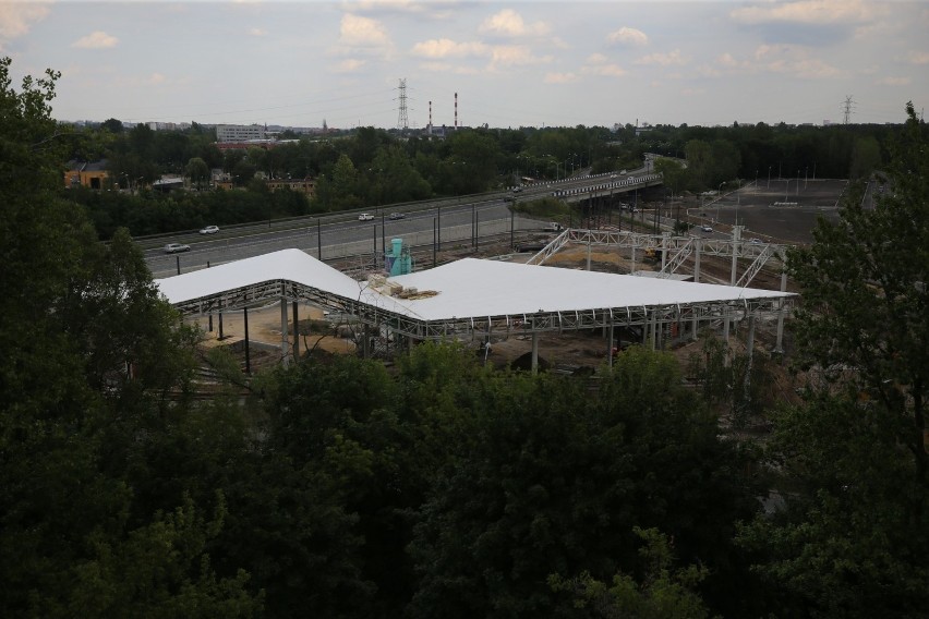 Centrum przesiadkowe Zawodzie w Katowicach. Hit czy kit? Miał być dach jak wstęga, jest kanciasty. Będzie tak, jak z dworcem Sądowa? ZDJĘCIA