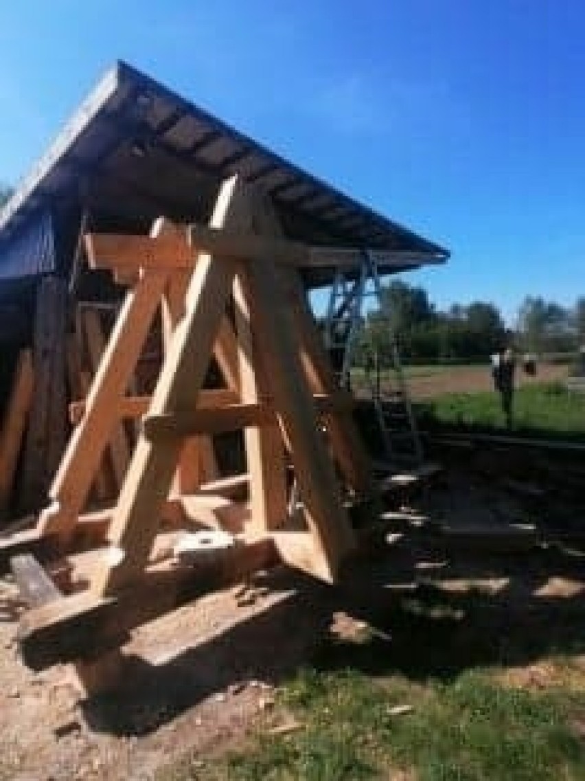 Katapultę i trebusz dla Strzelec zbudował Paweł Mroczka,...