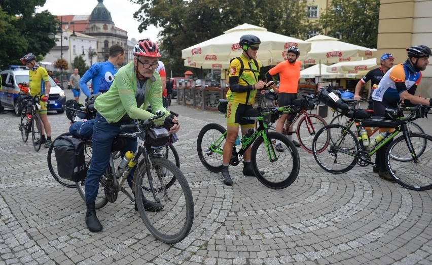 Z Przemyśla ruszył Maraton Rowerowy Dookoła Polski Wschód 2020. Trasa liczy 1234 km [ZDJĘCIA]