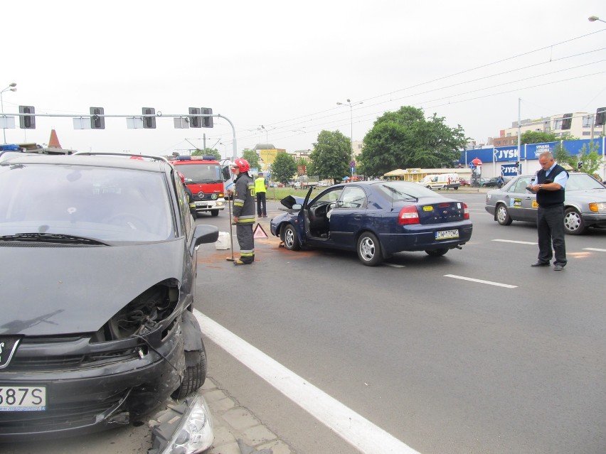 Wrocław: Zderzenie na Legnickiej, dwie osoby ranne (ZDJĘCIA)