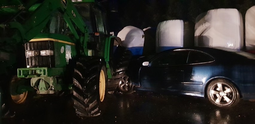 Wypadek w Dziesławicach. Auto zderzyło się z ciągnikiem rolniczym