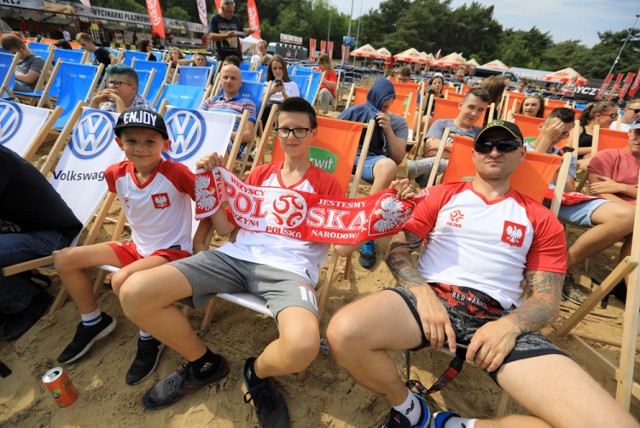 Polska pokonała Japonię 1:0 w swoim pożegnalnym meczu na mundialu. Również tym razem toruńscy kibice wspierali reprezentację w strefie kibica przy hali sportowej na ulicy Bema. Oprócz wspólnego dopingowania kadry nie zabrakło także wręczenia nagród za ostatnie sukcesy dla drużyn FC Toruń i Pomorzanina Toruń.

Zobacz także: Weekend w Toruniu. Gorąca noc w Sugar Club. Tak było na imprezie We Love Sugar with D-JO Violinist [ZDJĘCIA]

Strefa kibica w Toruniu. Tak kibicowaliście Polakom w meczu z Japonią [ZDJĘCIA]