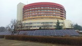 Szpital w Kaliszu stawia na fotowoltaikę. Setki paneli słonecznych przed "okrąglakiem". ZDJĘCIA