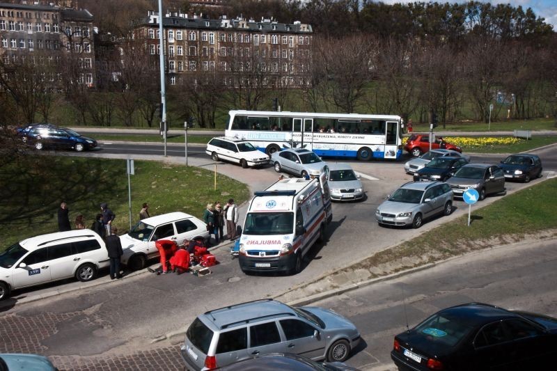 Gdańsk: Urzędniczki uratowały życie mężczyźnie, który zasłabł za kierownicą na Okopowej