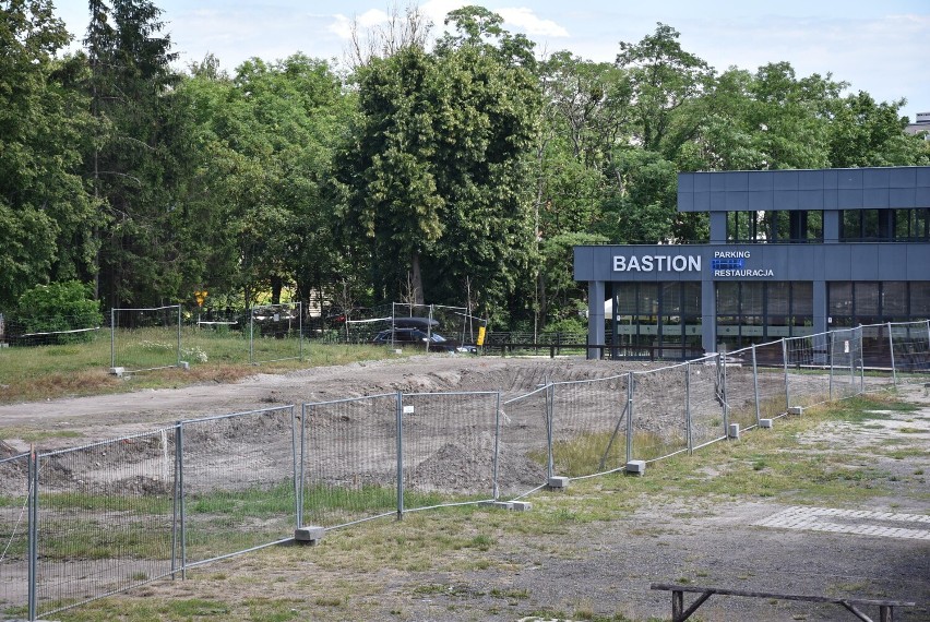 Malbork. Ludzkie szczątki na ulicy Sierakowskich. Inwestor zapewnia, że to niewielkie fragmenty, które są pozostałością po ekshumacji