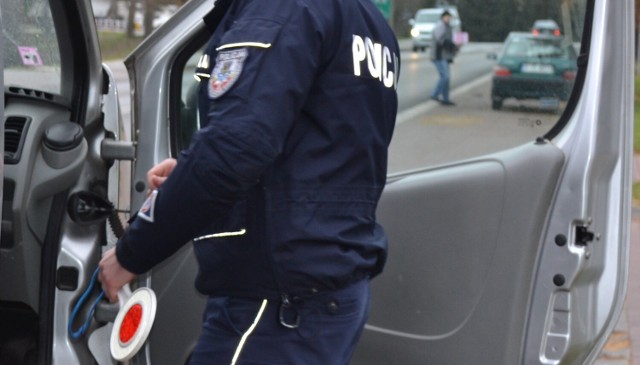Oświęcimscy policjanci zatrzymali nietrzeźwego kierowcę i śpiącego na przystanku