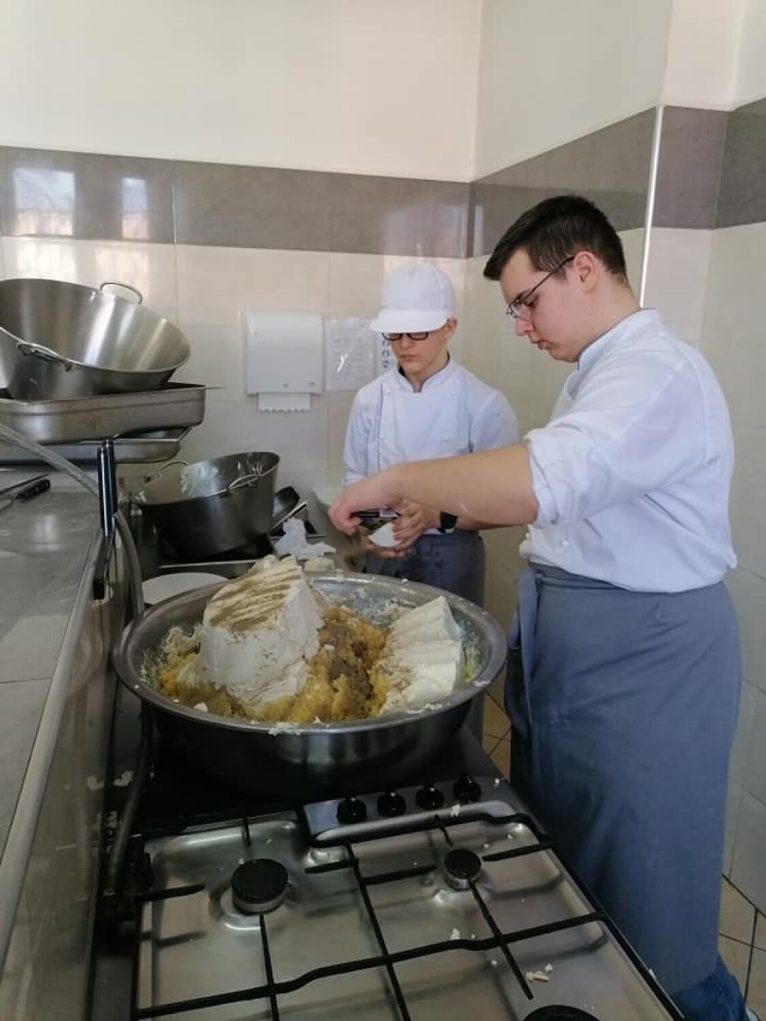 Ruszyła druga odsłona akcji "Kup pierogi- pomóż Ukrainie" w Warsztatach Gastronomicznych w Wieluniu