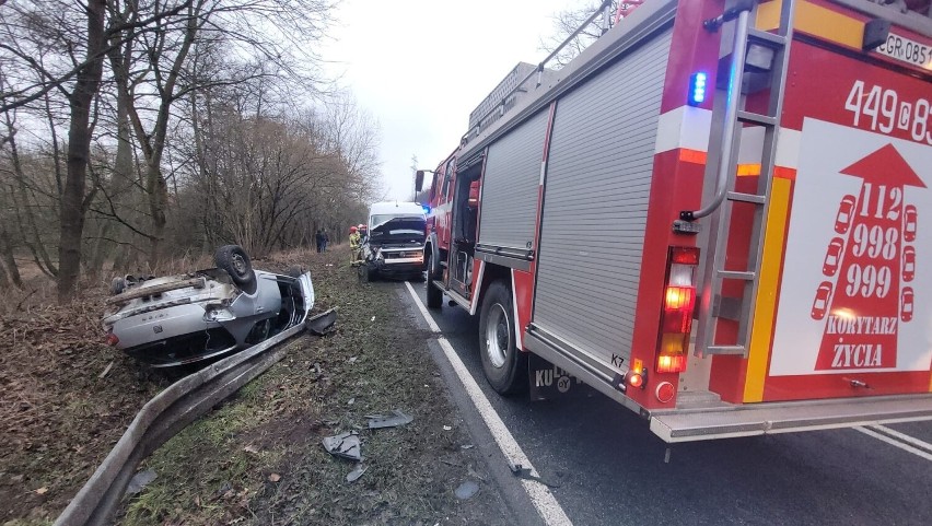 Samochód osobowy dachował po zderzeniu z busem w Kłódce pod...