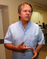 Lekarz z Łodzi, prof. Adam Dziki kupił szpital w Brzezinach