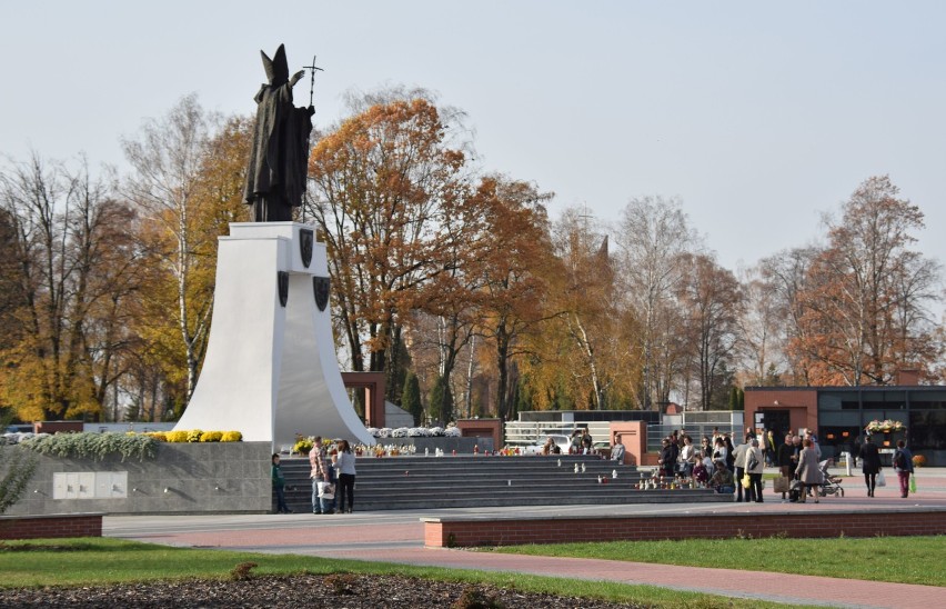 Dzień Wszystkich Świętych na cmentarzu komunalnym przy ul....