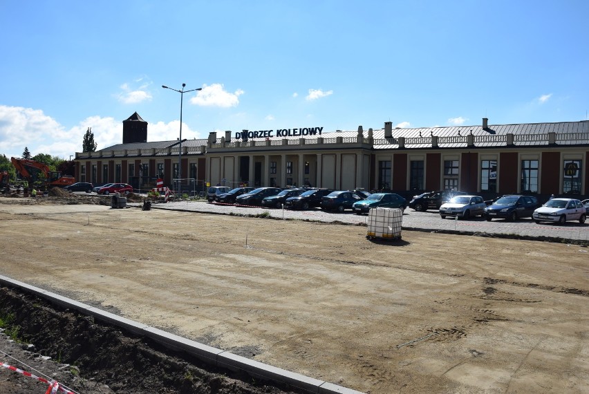 Trwa budowa centrum przesiadkowego przy dworcach PKP i PKS w...