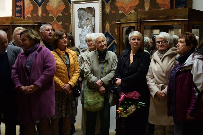 Szymbark. Niesamowita wystawa Barbary Rudzińskiej. Naprawdę jaka jesteś, nie wie nikt, czyli kobieta na kawałku zardzewiałej blachy
