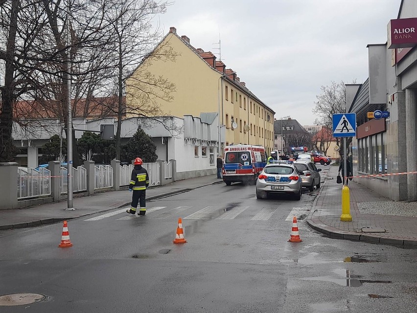 43-letni kierowca z Kędzierzyna-Koźla skosił latarnię i dwa drzewa. Próbował uciekać, ale złapali go policjanci
