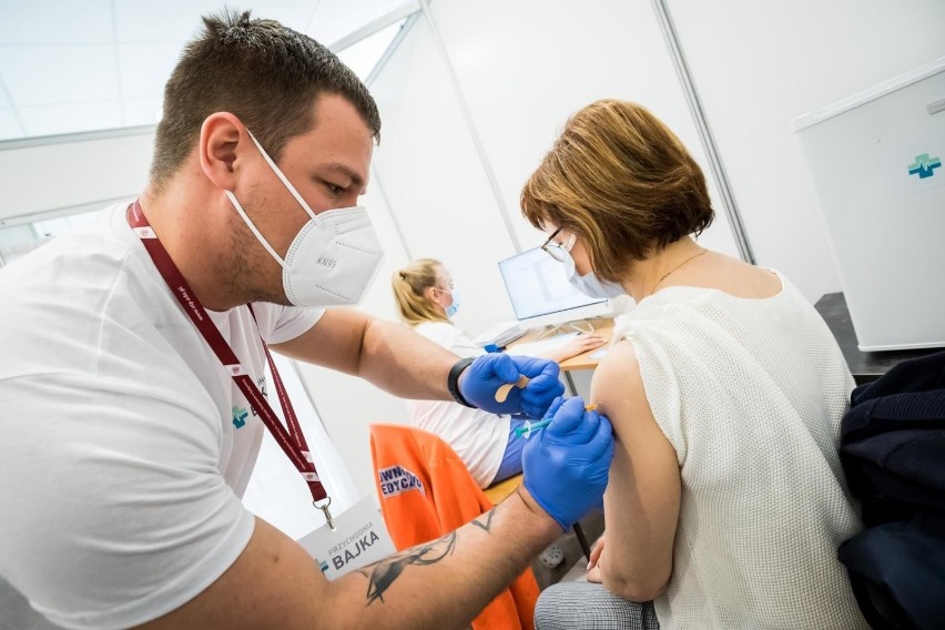 Mobilne punkty szczepień staną w 16 miastach w Polsce
