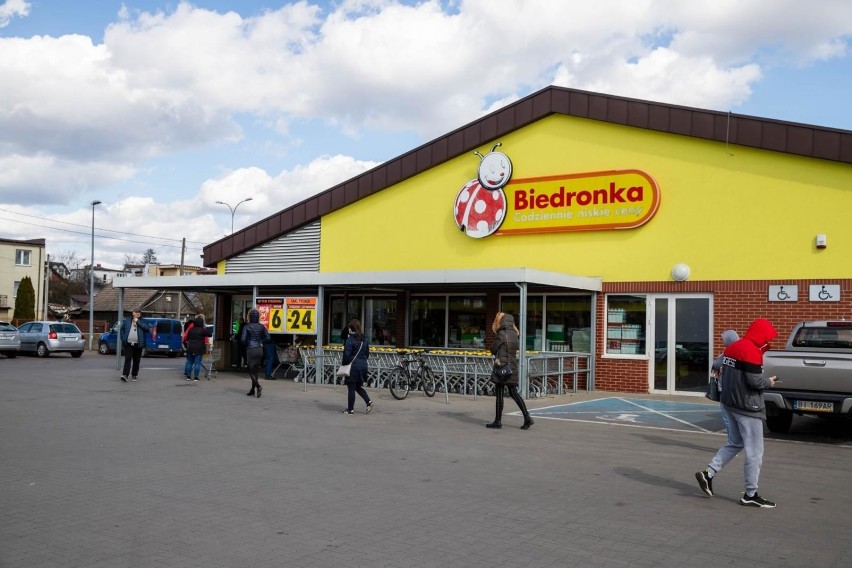 04-04-2020 bialystok kolejki przed sklepami biedronka lidl...