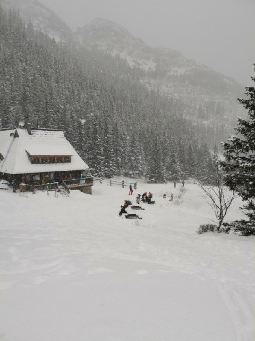 Tatry. Choć śniegu wciąż nie za wiele, skitourowcy ruszyli już na wyprawy