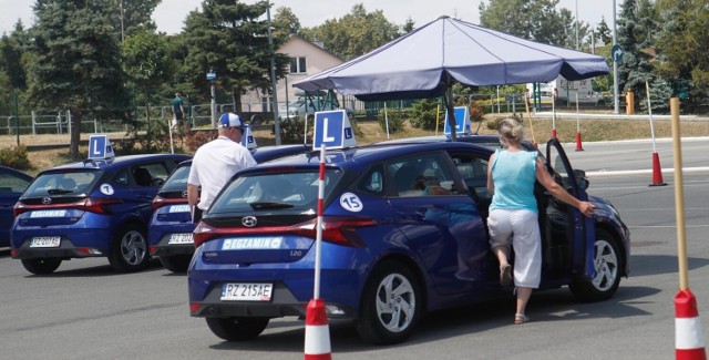 Egzaminy na prawo jazdy zdrożeją w całej Polsce. Województwa przewidują wprowadzenie wszędzie najwyższych możliwych opłat.