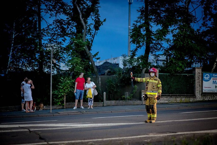 Wałbrzych: Wypadek na Wrocławskiej. Strażacy jechali na sygnale na akcję ratowniczą. Zderzyli się z osobówką (ZDJĘCIA)