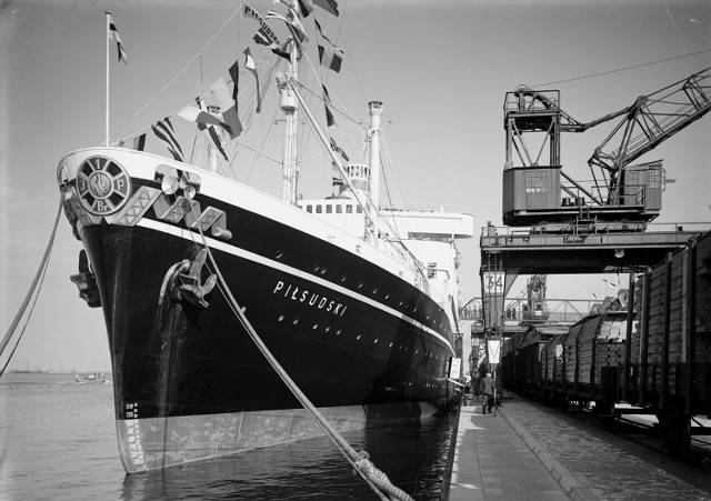 M/S "Piłsudski" przy nabrzeżu.