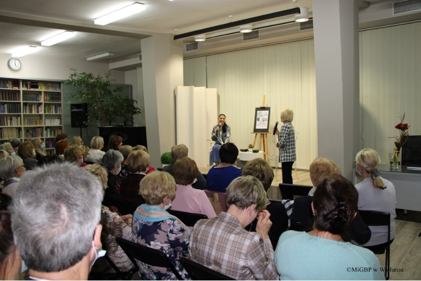 Ałbena Grabowska, autorka  bestsellerowej sagi  „Stulecie Winnych” była gościem Miejskiej i Gminnej Biblioteki Publicznej w Wieluniu ZDJĘCIA