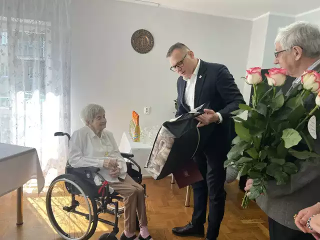 Józefa Ćwiek przeżyła 100 lat! Gratulacje od prezydenta Sieradza