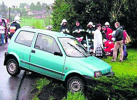 Fiat cinquecento ranił pięć osób i wpadł do przydrożnego rowu