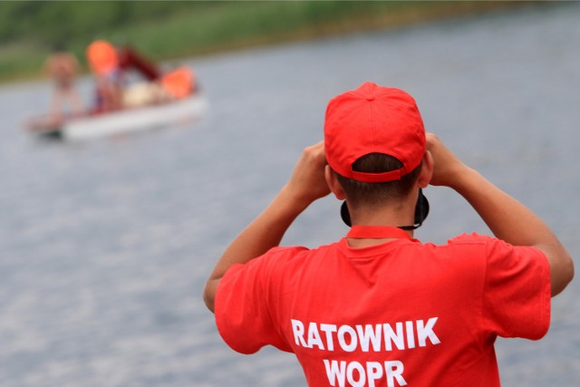 Ratownicy WOPR uratowali młodego mężczyznę na zalewie Nakło - Chechło