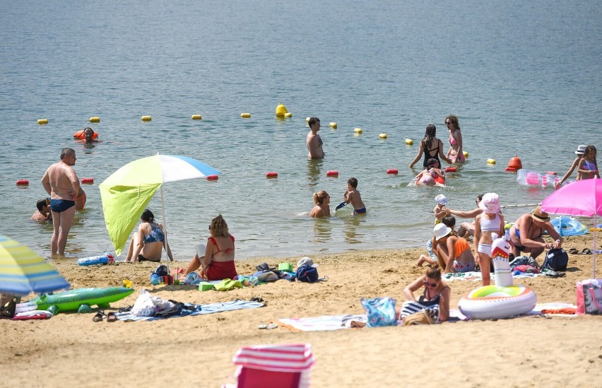 Żar leje się z nieba. Mieszkańcy Przemyśla relaksują się na Plaży Ostrów [ZDJĘCIA]