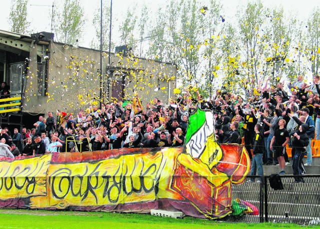 Kibice na stadionie Ruchu Radzionków oglądają pierwszoligowe mecze w mało komfortowych warunkach