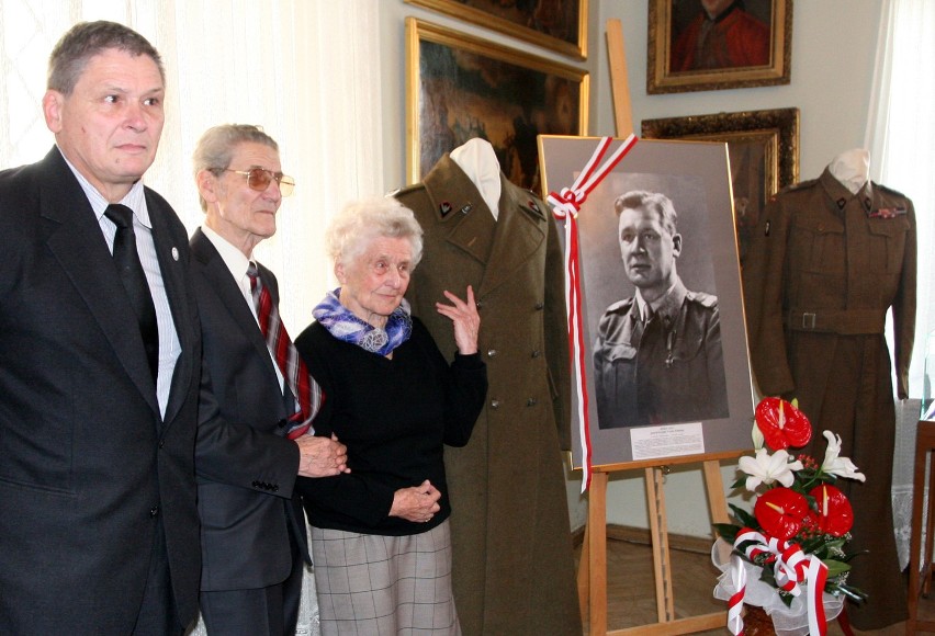 Tadeusz Giza i Maria Podgórska oddali muzeum mundur ojca