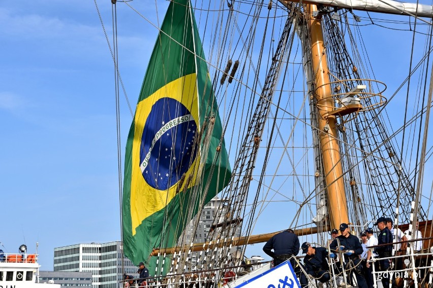 Brazylijska fregata żaglowa z wizytą w Gdyni. Zacumowała w Basenie Prezydenta, zostanie do niedzieli. Można ją zwiedzać ZDJĘCIA