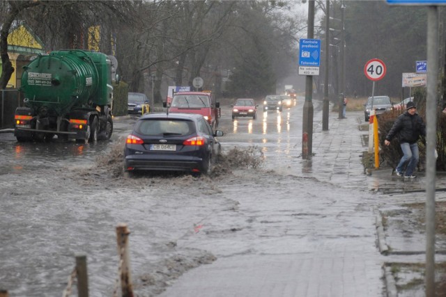 W trakcie intensywnych opadów deszczu niektóre ulice zamieniają się w potoki. Znalezienie się wówczas autem na takiej ulicy grozi nie tylko zniszczeniem samochodu, ale może być także zagrożeniem dla kierowcy i pasażerów. 

Zobacz na kolejnych zdjęciach, jakich ulic w Bydgoszczy należy unikać w trakcie ulewy, by nie narazić się na zalanie samochodu. Aby przejść do galerii, wystarczy przesunąć zdjęcie gestem lub nacisnąć strzałkę w prawo.