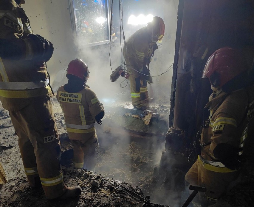 Pożar domu w Potrzanowie pod Skokami. Strażaków wezwano w nocy 