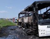 Pożar na autostradzie A4. Doszczętnie spłonął autokar szkolny, którym podróżowały dzieci z Wrocławia [ZDJĘCIA] 