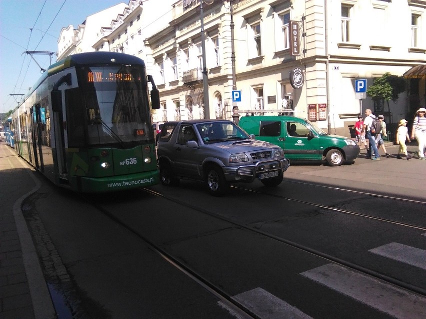 Kraków. Kolizja na ul. Piłsudskiego. Były utrudnienia [ZDJĘCIA]